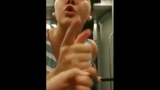 Dos chicas se besaban en un tren y fueron atacadas por una pasajera