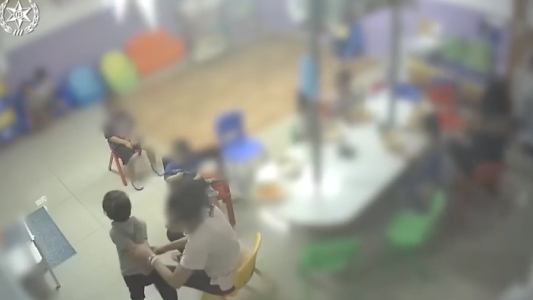 Indignantes imágenes del brutal maltrato a unos niños en una guardería