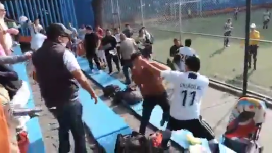 Pelea a las piñas entre los padres durante partido de fútbol infantil