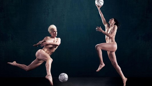 Campeona de fútbol de Estados Unidos y su novia posan desnudas para una tradicional revista