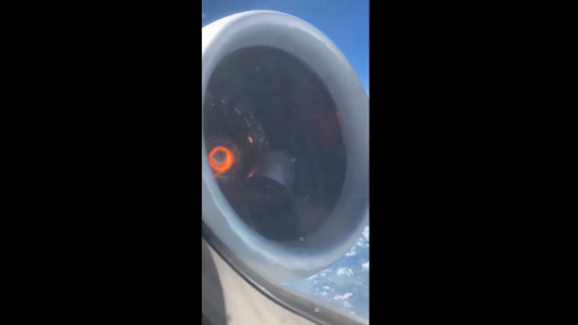 Un pasajero graba la avería de un motor en pleno vuelo