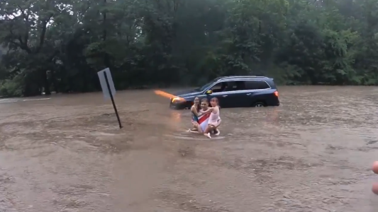 Padre rescató a sus hijas atrapadas por la fuerte inundación