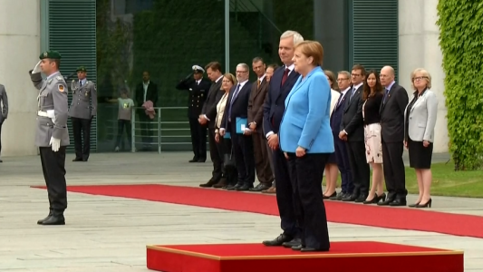 Tercer episodio de temblores de Angela Merkel en un acto público
