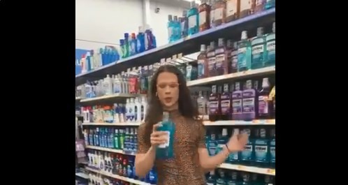 Otro video repugnante de un usuario que prueba un enjuague bucal en un supermercado