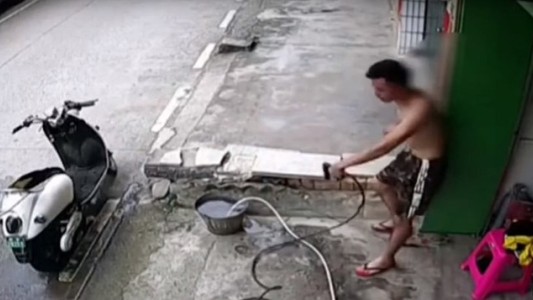 Video: casi muere al recibir una fuerte descarga eléctrica mientras lavaba su moto