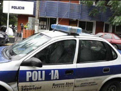 Un patrullero que iba a contramano atropelló a una pareja de jóvenes