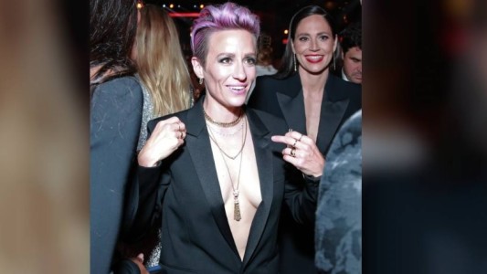 A la capitana Megan Rapinoe se le escapó un seno cuando besaba a su novia