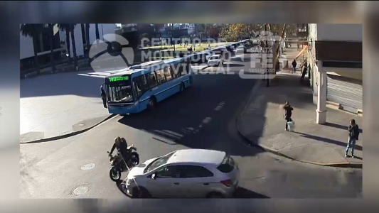 Violento choque entre un auto y una moto