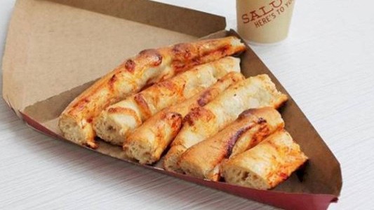 El local que vende los bordes de la pizza en una porción