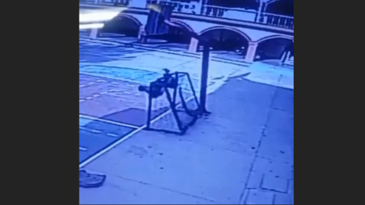 Un nene se cuelga de un arco, se le cae encima y pierde la vida