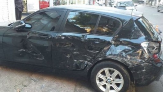 Una mujer chocó el auto de su novio mientras la estaba engañando con otra