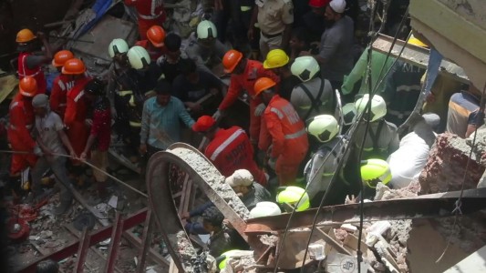 Cuatro muertos y una decena de desaparecidos tras derrumbe de edifcio
