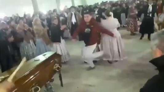 A puro baile y malambo: el emotivo velorio de un profesor de folkore tucumano