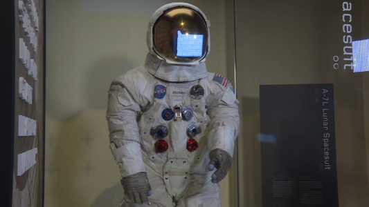 Exhiben el traje que Neil Armstrong usó en la Luna
