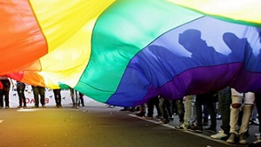 Comunidad gay de San Juan realizó una "besada masiva" frente a la Policía