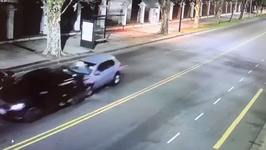 El dramático momento en que un auto atropella a un ciclista