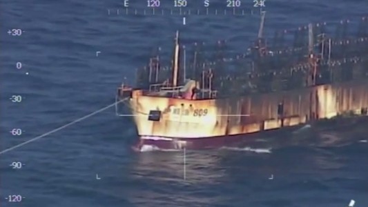 Capturaron un buque chino que había pescado más de 600 toneladas de calamar en Mar Argentino