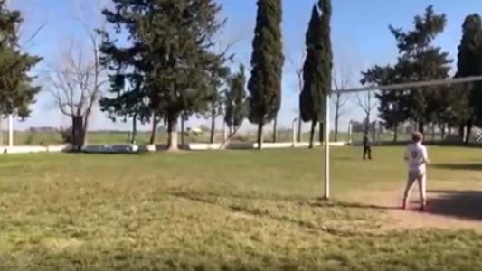 Fumigación a metros de chicos jugando al fútbol