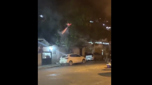 Atacó con cañitas voladoras desde un dron a sus vecinos para que se callaran