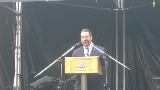 "Esperamos mucho de los jueces y más de los fiscales", dijo el presidente de la AMIA en el aniversario 25 del atentado