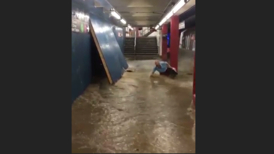 Inundación en el subte arrastra a anciano por el anden