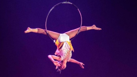 Video: una acróbata cae desde 10 metros de altura en pleno show