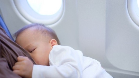 Lluvia  de críticas para una aerolínea por pedir a las madres que se cubran para amamantar