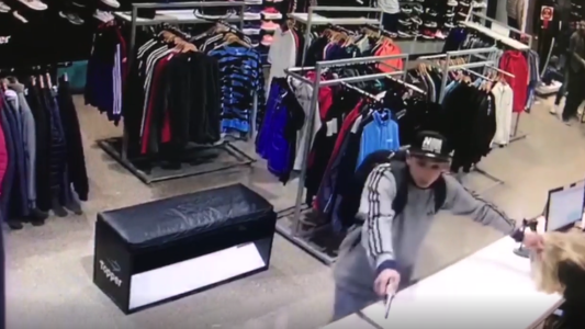 Clientes y empleados golpeados en asalto a casa de deportes