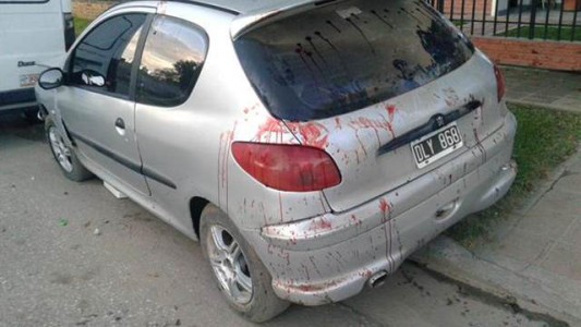 Se defendió de tres ladrones con una espada de samurai y dejó un baño de sangre