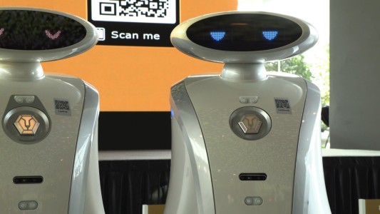 Así son los robots que limpian y cantan rap en Singapur