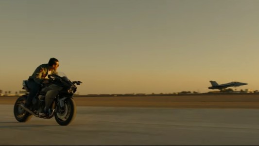Tom Cruise apareció por sorpresa en la Comic-Con y presentó el primer tráiler de "Top Gun: Maverick"