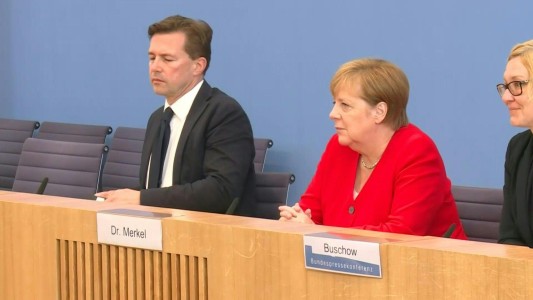 Merkel criticó los ataques de Trump a mujeres congresistas