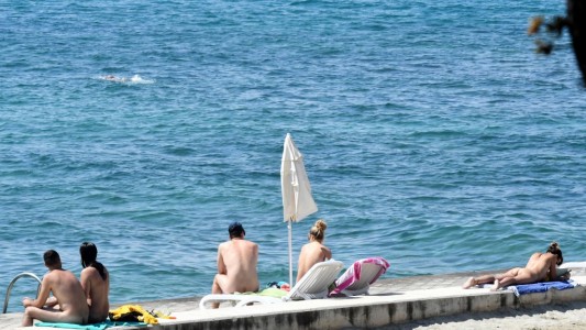 El país que quiere recuperar la era dorada del turismo nudista