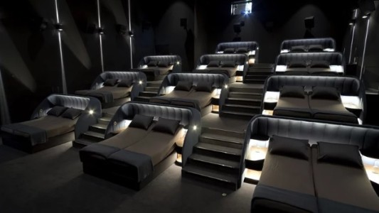 Confort: el cine que puso camas matrimoniales en lugar de butacas