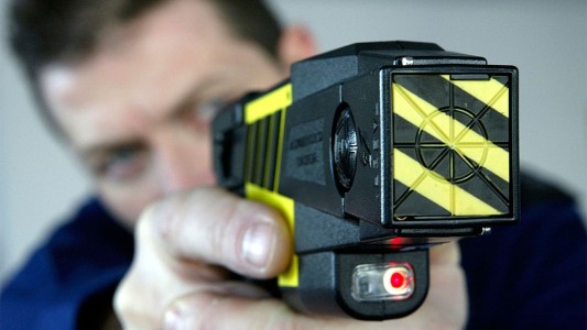 El Gobierno compró las primeras 100 pistolas taser