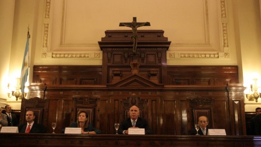 Se van a Estados Unidos dos niñas reclamadas por su padre