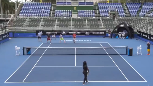 Serena Williams acepta un reto y juega contra cinco hombres a la vez