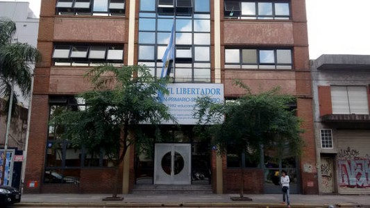 Una alumna de 12 años cayó al vacío en una escuela de Flores