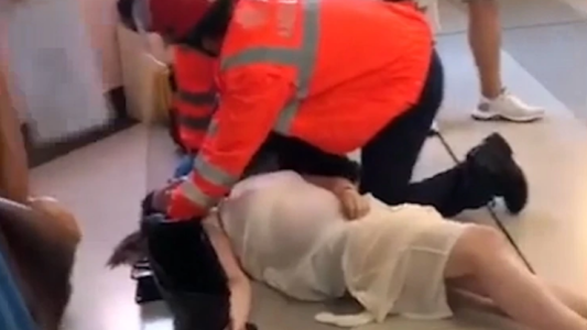 Una banda apaleó a una mujer embarazada en estación de subte de Hong Kong