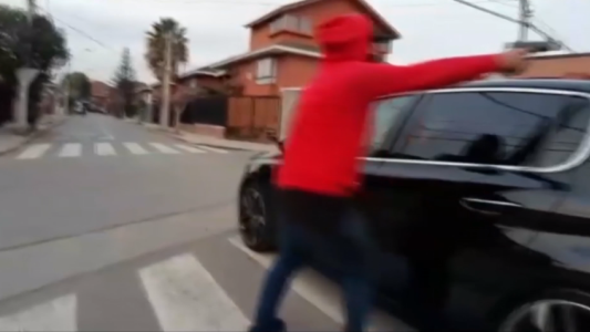 Le roban el auto mientras grababa un video para las redes sociales