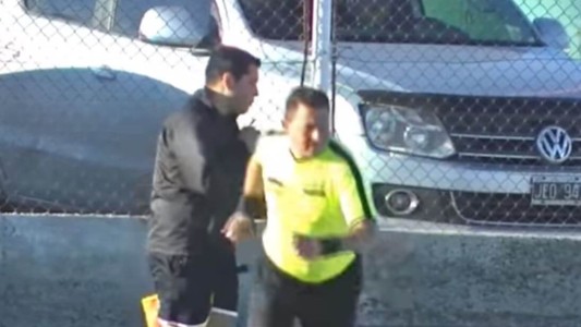 Insólito: un árbitro suspendió un partido para ir al baño