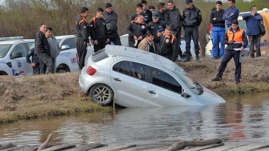 Manejaba ebrio, volcó en un canal y se olvidó a su amigo que murió ahogado