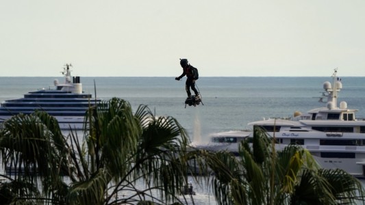 Intentará cruzar el Canal de la Mancha en una tabla voladora