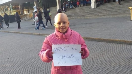 La historia de Delfina, la nena de 8 años que se curó de cáncer tras pasar por 52 sesiones de quimioterapia