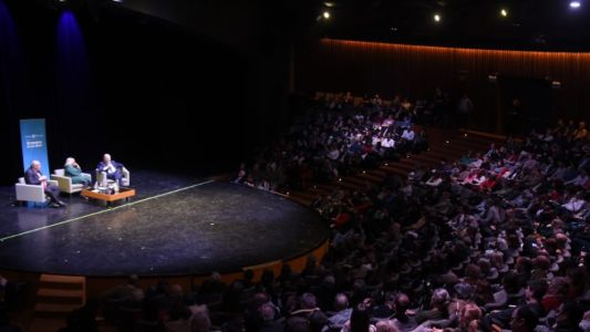 Carrió presentó su libro en el Teatro San Martín: prometió dejar "los cargos" en 2021