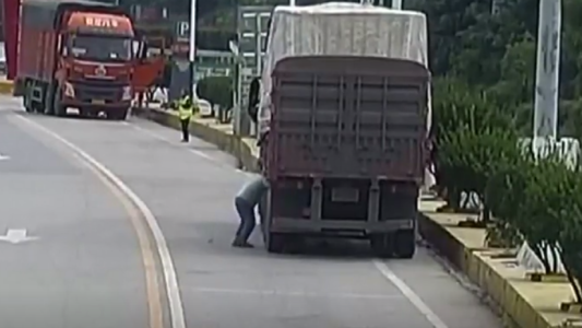 Le explotó un neumático en la cara