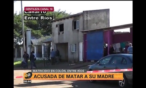 Una chica está acusada de matar a su madre junto a su novio, robarle $80 mil y quemar su casa