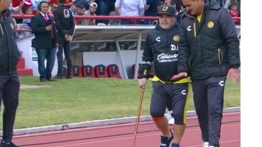 Operación exitosa a Maradona: le colocaron una prótesis en la rodilla para que pueda caminar