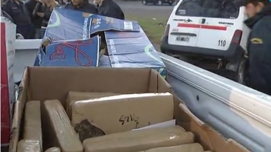 Escapó de un control, cayó en una zanja y lo detuvieron con 600 kilos de marihuana
