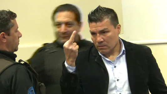 Video: con los puños en alto y haciendo "fuck you", así llegó Carlos Baldomir al juicio
